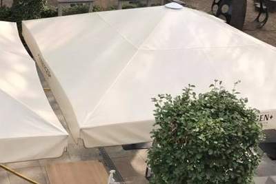 na - Friss voor Zonwering schone gereinigde parasol terras horeca parasoldoek schoon behandeld parasoldoek