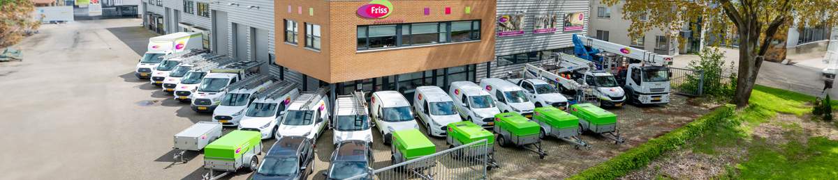 Friss voor Zonwering auto's materieel hoogwerkers bedrijfspand Industrieweg Waalwijk