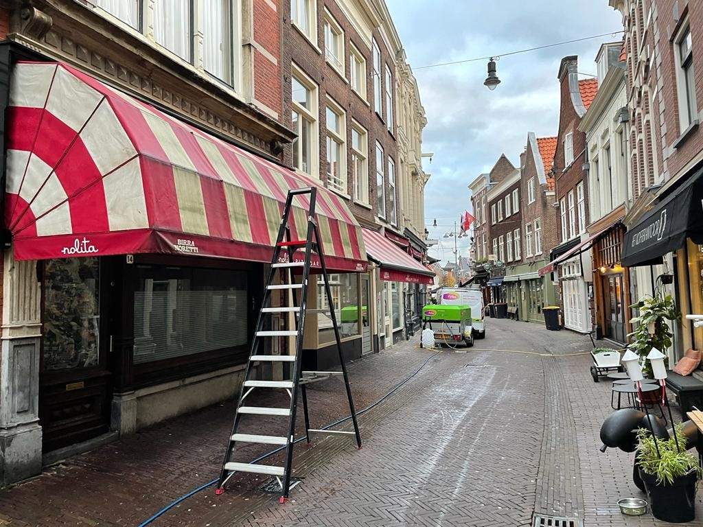 Vervuilde markies mos lekstrepen atmosferische vervuiling winkel bedrijf zakelijk