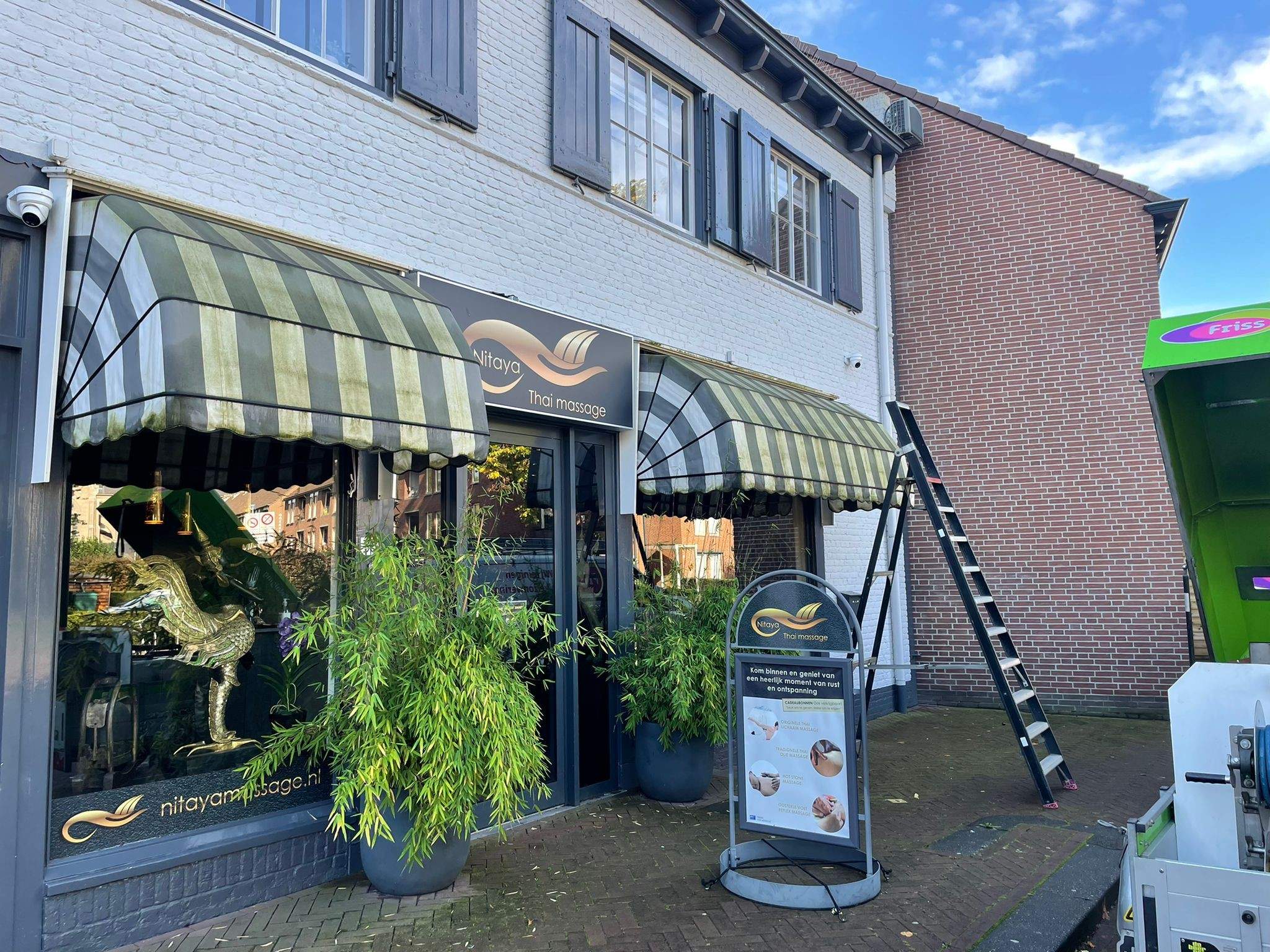 Vervuilde markiezen winkel shop visitekaartje winkelstraat retail etalage mos lekstrepen groen atmosferische vervuiling - particulier zakelijk - Friss voor Zonwering