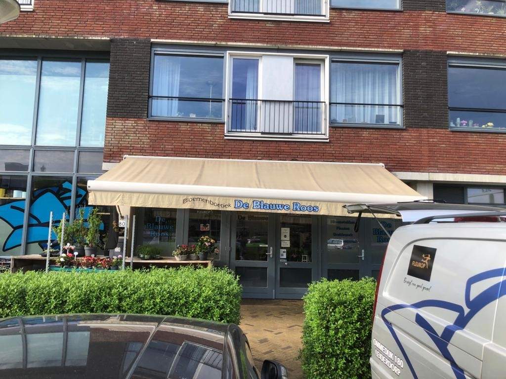 Zonwering luifel zonnescherm behandeld gereinigd schoon winkel horeca Friss voor Zonweringerm na reiniging