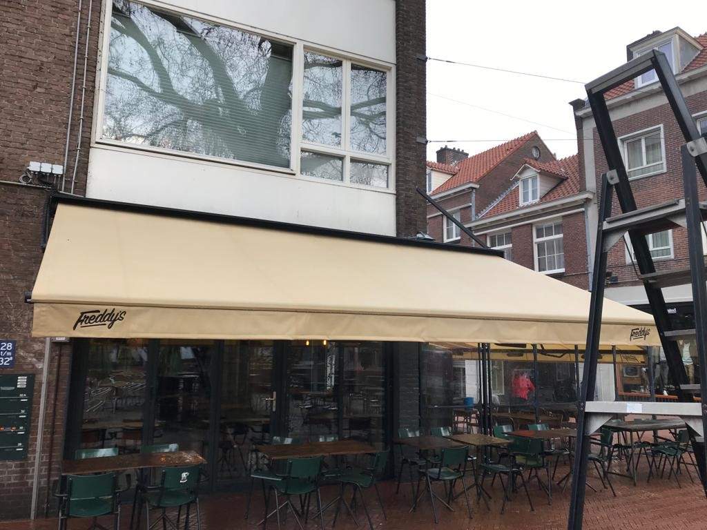 Zonwering luifel horeca winkel shop schoon gereinigd na behandeling Friss voor Zonwering