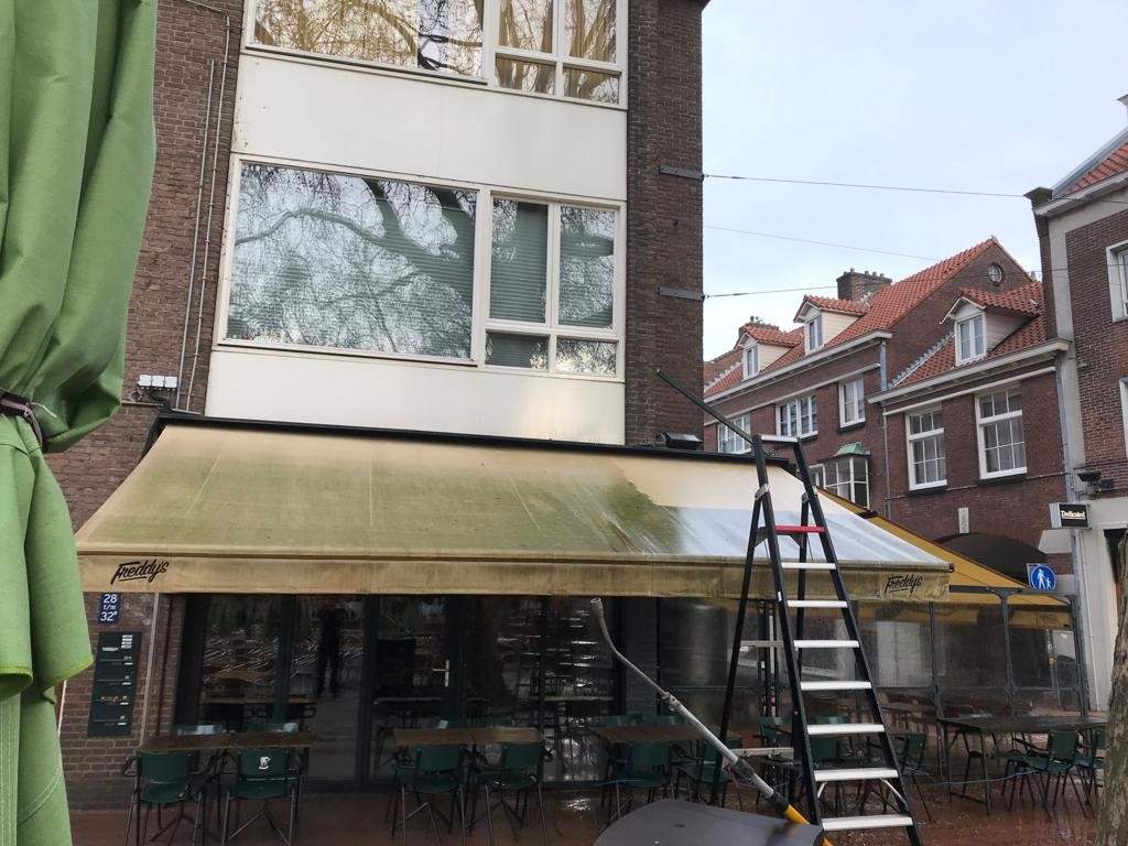 Zonwering luifel horeca winkel shop vervuild mos aanslag vuil grauw Friss voor Zonwering